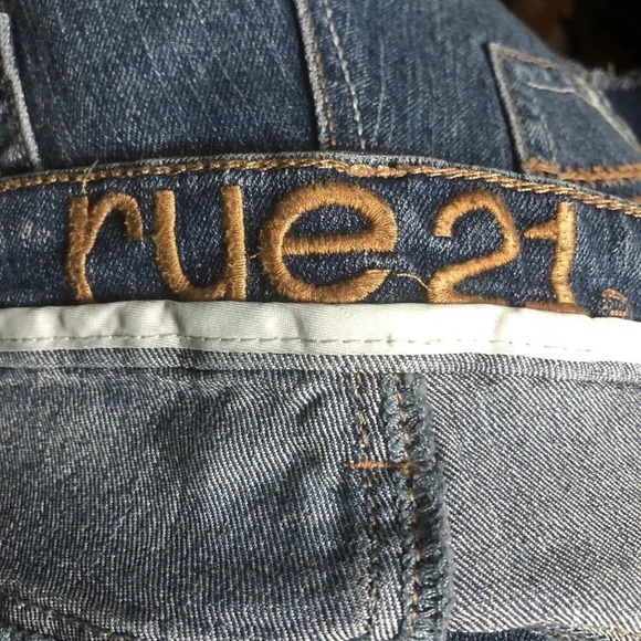 RUE 21 Sz 11/12 Woman's Mid-Rise Medium Wash Cut-Offs Denim Jean Shorts - Picture 2 of 5